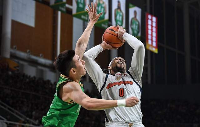元游棋牌-CCTV5直播！广东VS上海胜负难料，超级外援互不相让，杜锋冲4连胜