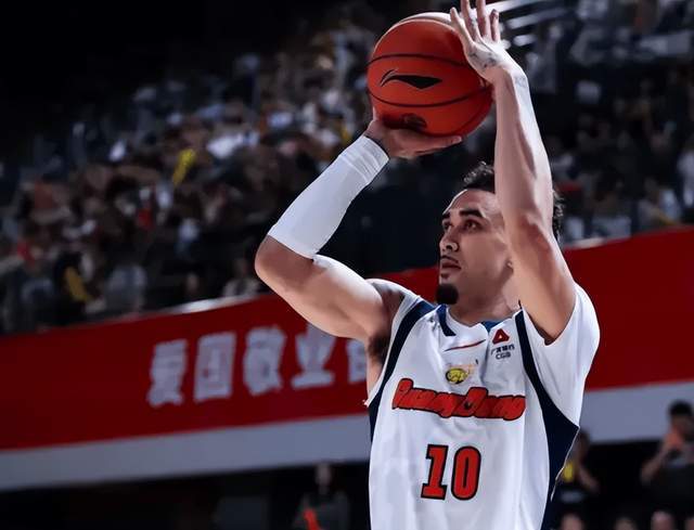元游棋牌-砍39分+8记三分！联盟又一超级外援诞生，杜锋终于盼来季后赛救星